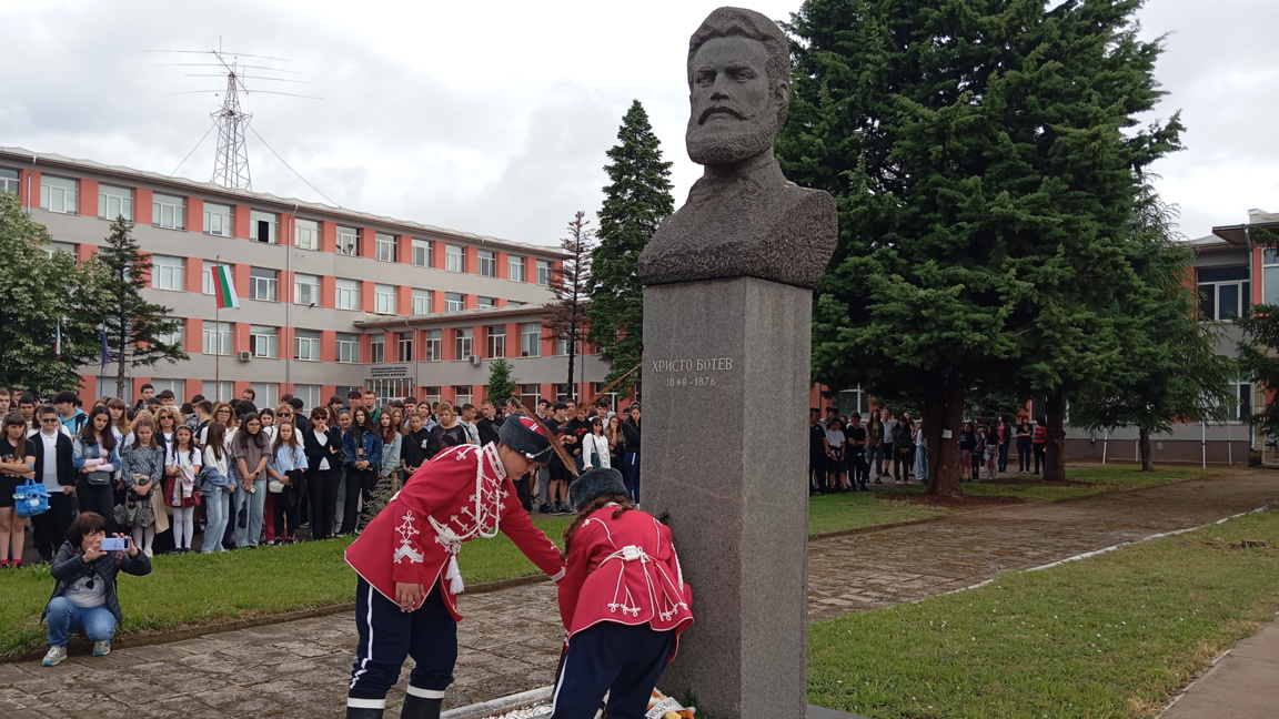 И в Монтана се преклониха пред величавото дело на Ботев