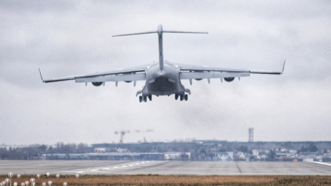Военен транспортен самолет Boeing C-17 Globemaster III каца на пистата на летище Okecie във Варшава, Полша, 19 февруари 2023 г. Самолетът достави оборудване, необходимо за поддръжка на предстоящото посещение на президента на САЩ Джо Байдън.