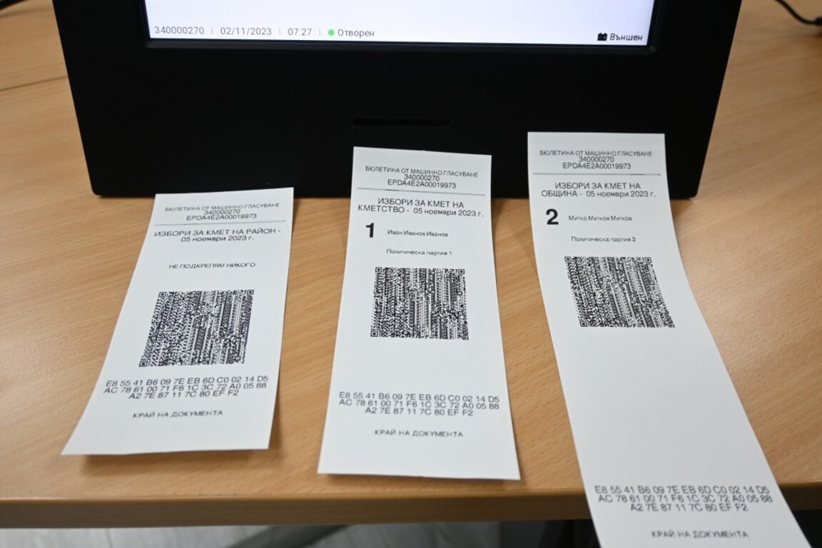 Министерство на електронното управление показа демо бюлетините, отпечатани от техническо устройство за машинно гласуване (ТУМГ), инсталирано със софтуер, изграден при довереното изграждане.