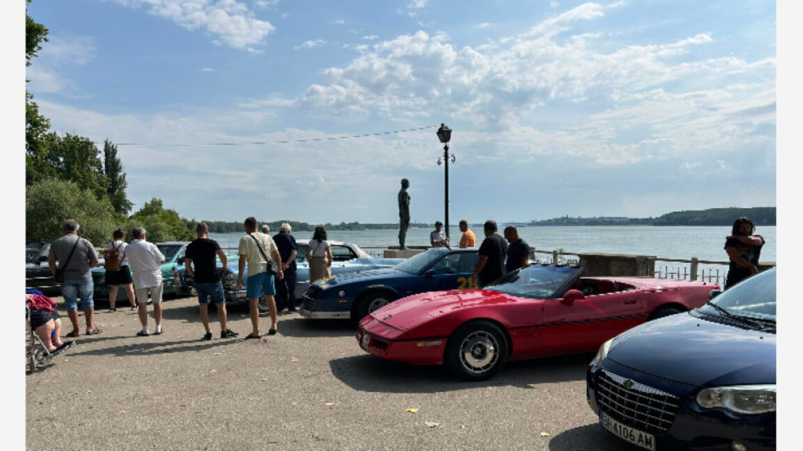 Vidin brings together hundreds of vintage car fans