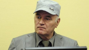 Десетки хиляди на погребението на Ратко Младич в Белград