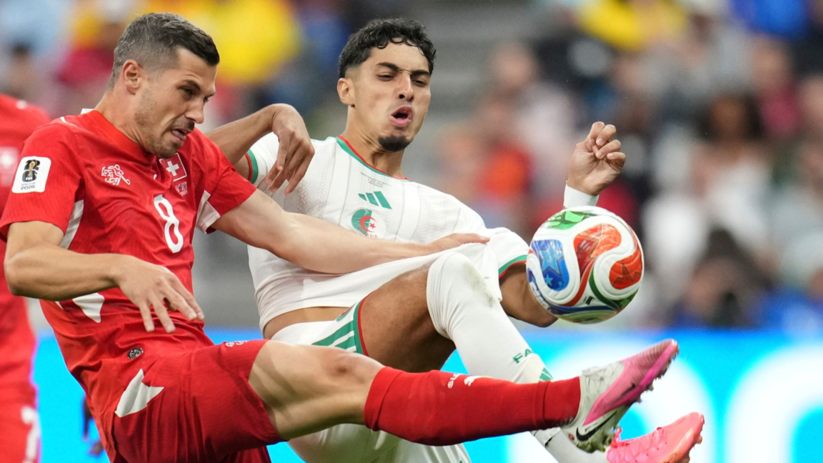 Швейцарците (в червено) победиха Алжир с 2:0.