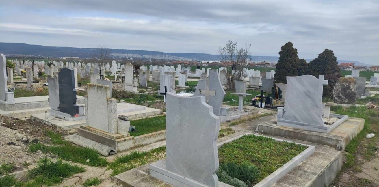 След сигнал за осквернен гроб в Тополи, възстановяват щетите за сметка на дружеството