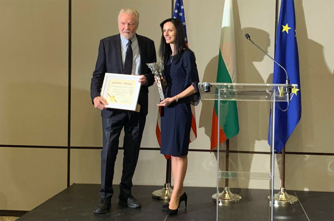 Джон Войт и Мария Габриел при връчването на наградата