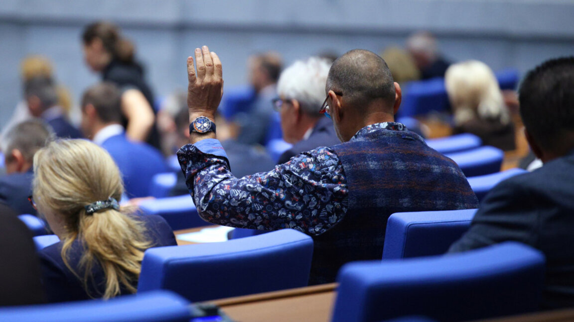 Οι τροποποιήσεις στο Σύνταγμα εγκρίθηκαν σε πρώτη ανάγνωση.