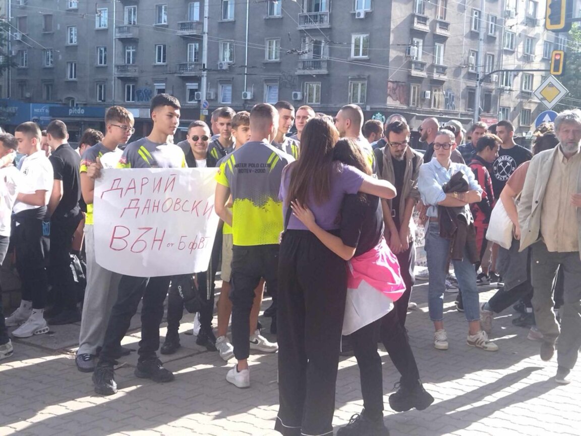 Клубове, състезатели и родители протестираха срещу ръководството на водната топка