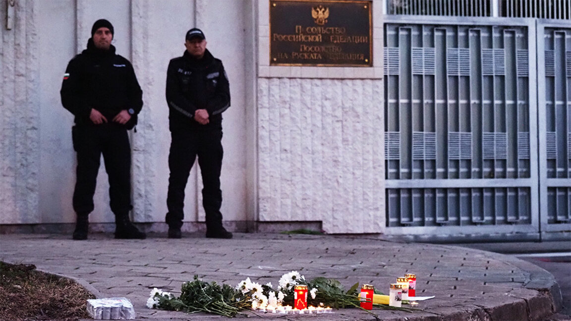 Протест испред руске амбасаде у Софији због смрти Наваљног