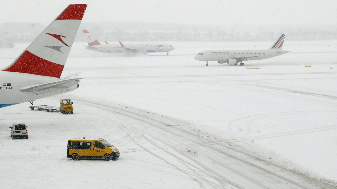 Снеговалеж отмени полети във Виена.