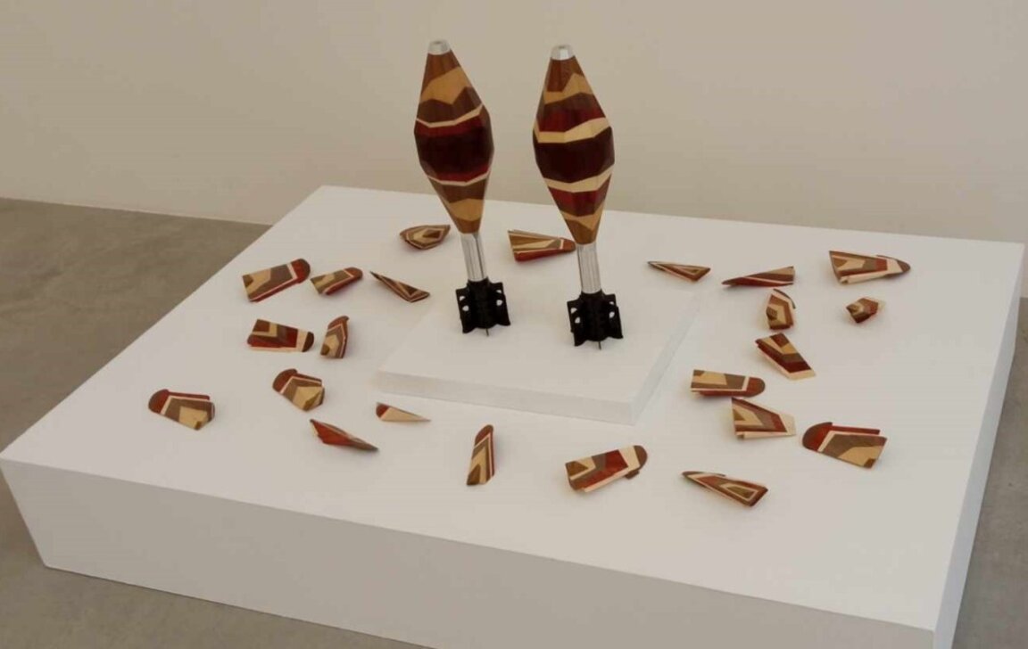 Константин Златев, „Самосаботаж“, 2016, антично венецианско Розета стъкло, метални връзки