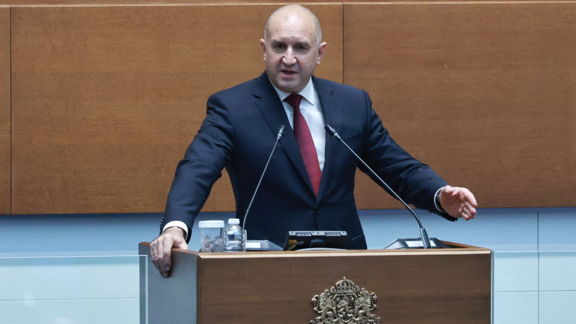 Румен Радев: "Лукойл" разполага със суровина до средата на декември