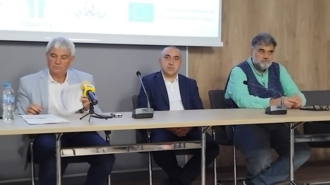 От ляво надясно - Пламен Димитров- президент на КНСБ, Людмил Веселинов - областен управител на Перник и Александър Загоров - конфедеративен секретар на КТ "Подкрепа"