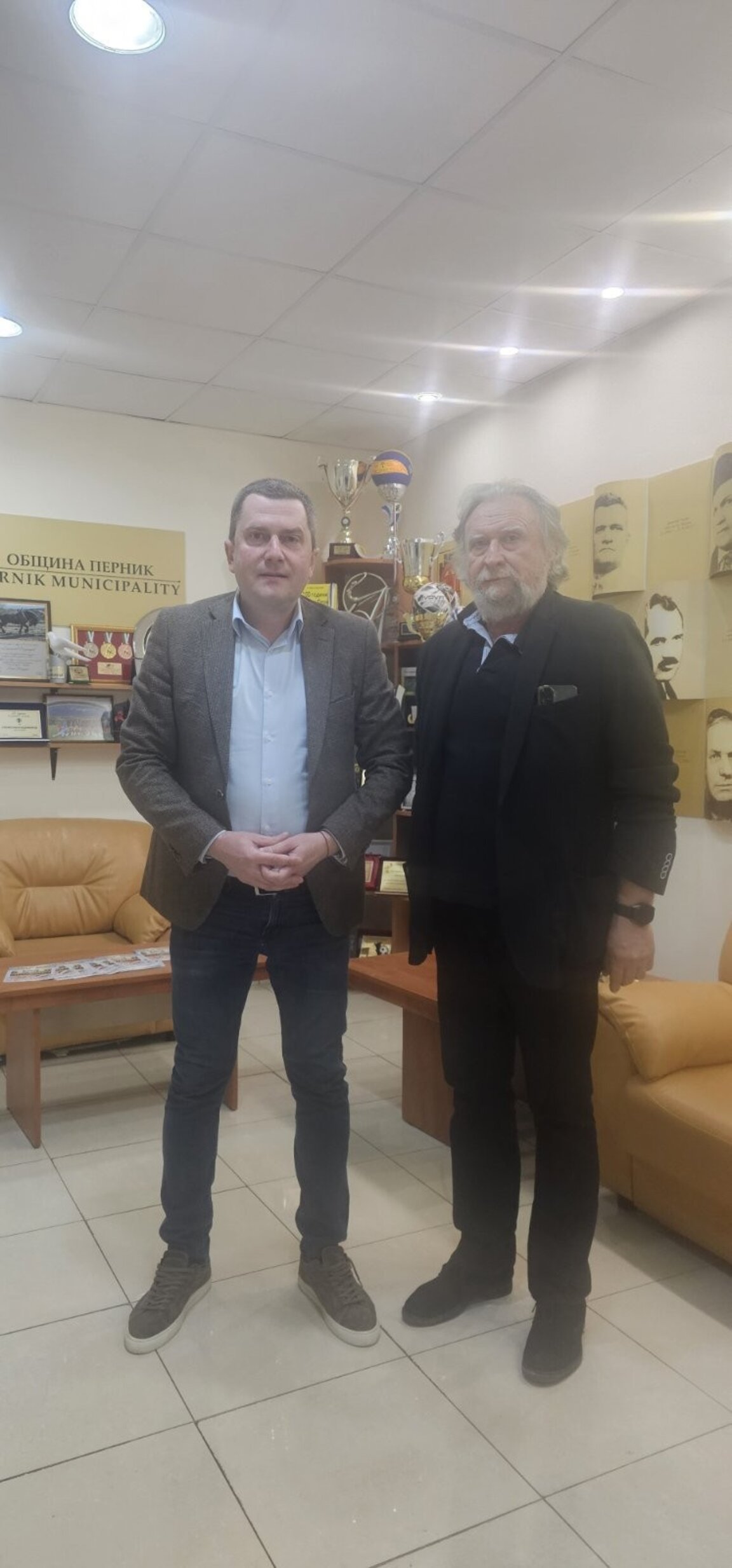 Кметът на Перник Станислав Владимиров и началникът на Акушеро-гинекологичното отделение в МБАЛ "Рахила Ангелова“ д-р Ивайло Лазов