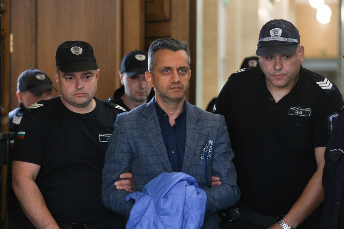 Мирослав Беляшки (в средата) в съда