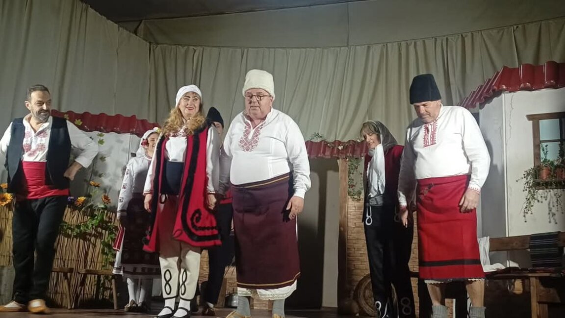 Театрална формация от село Пчеларово с представление в Кърджали