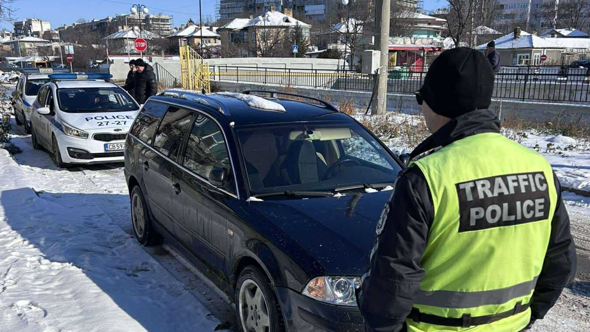 Момче в гонка с крадена кола