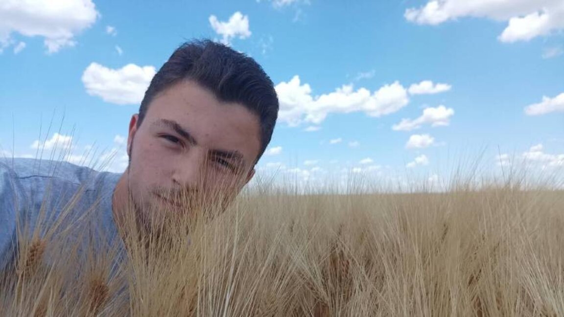 Tarıma gönül vererek toprağına da geleceğine de sahip çıkan genç çftçi