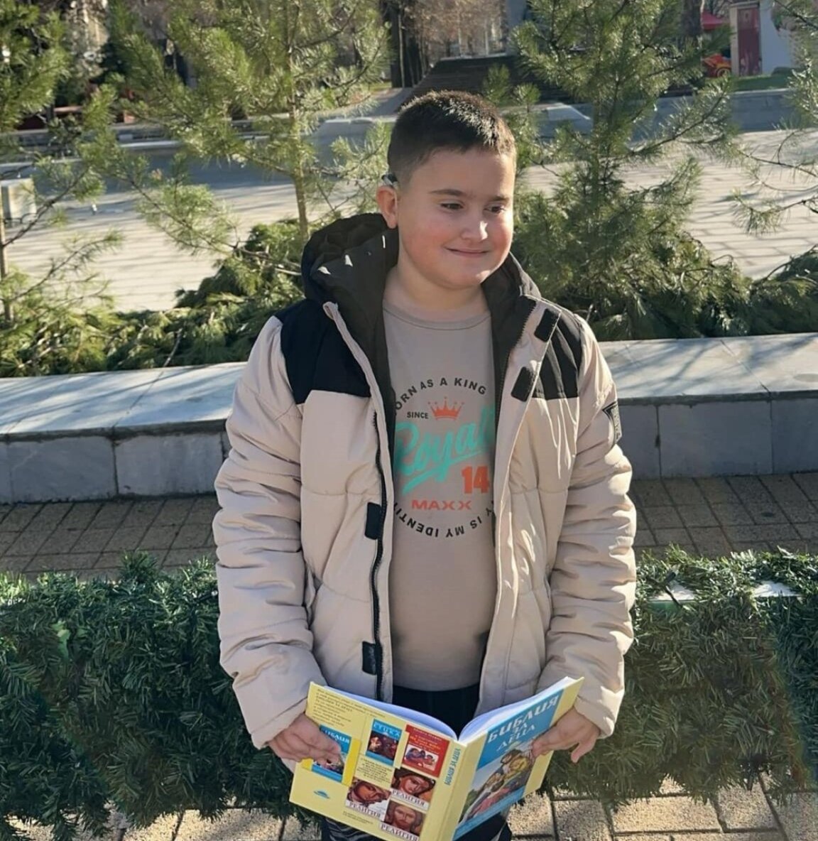 Божидар е дълго чакано дете - мечтано и желано. Чува трудно, но обича да обича. Той е първокласник в масово училище, а след часовете посещава специалисти.