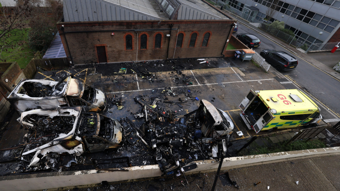 Разследват палежа на 4 линейки на еврейска организация в Лондон