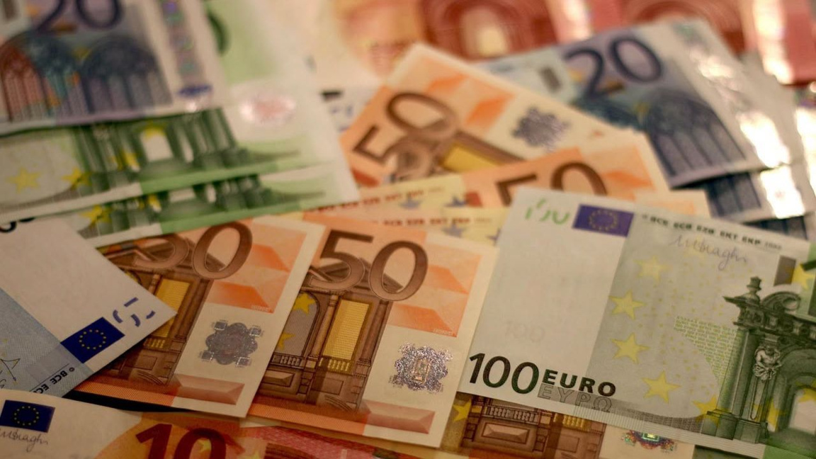Salariul mediu lunar din țară continuă să crească
