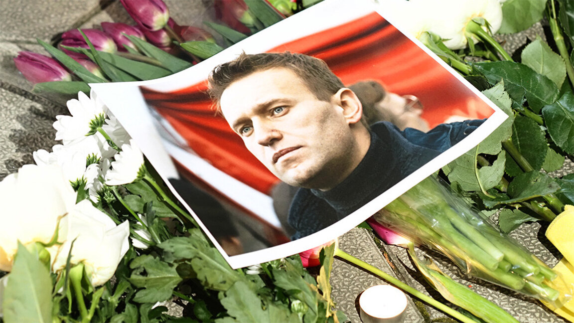 Mort de Navalny : Des manifestants ont scandé "Poutine assassin!"
