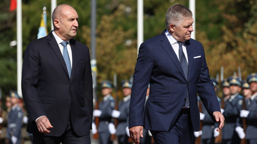 Министър-председателите на България Румен Радев (вляво) и на Словакия Роберт Фицо