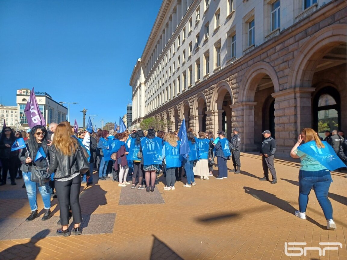Държавни чиновници протестират пред МС, искат ръст на заплатите