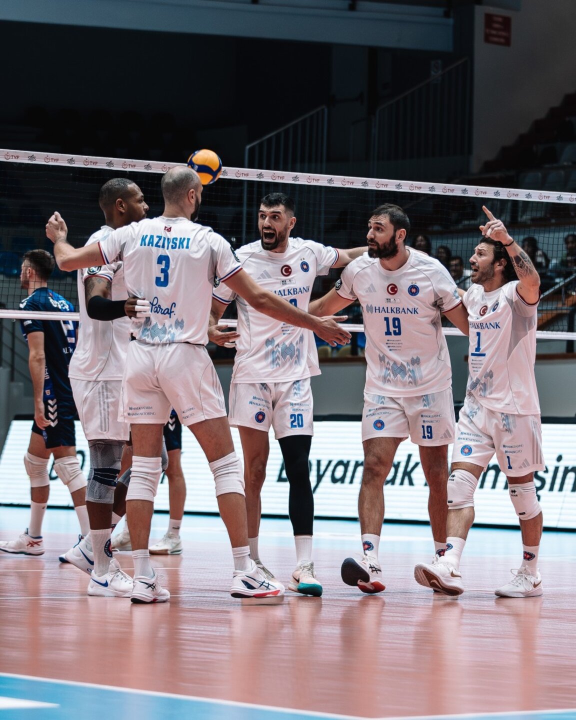 Цветан Соколов (№19) и Матей Казийски (№3) се радват след поредната точка.