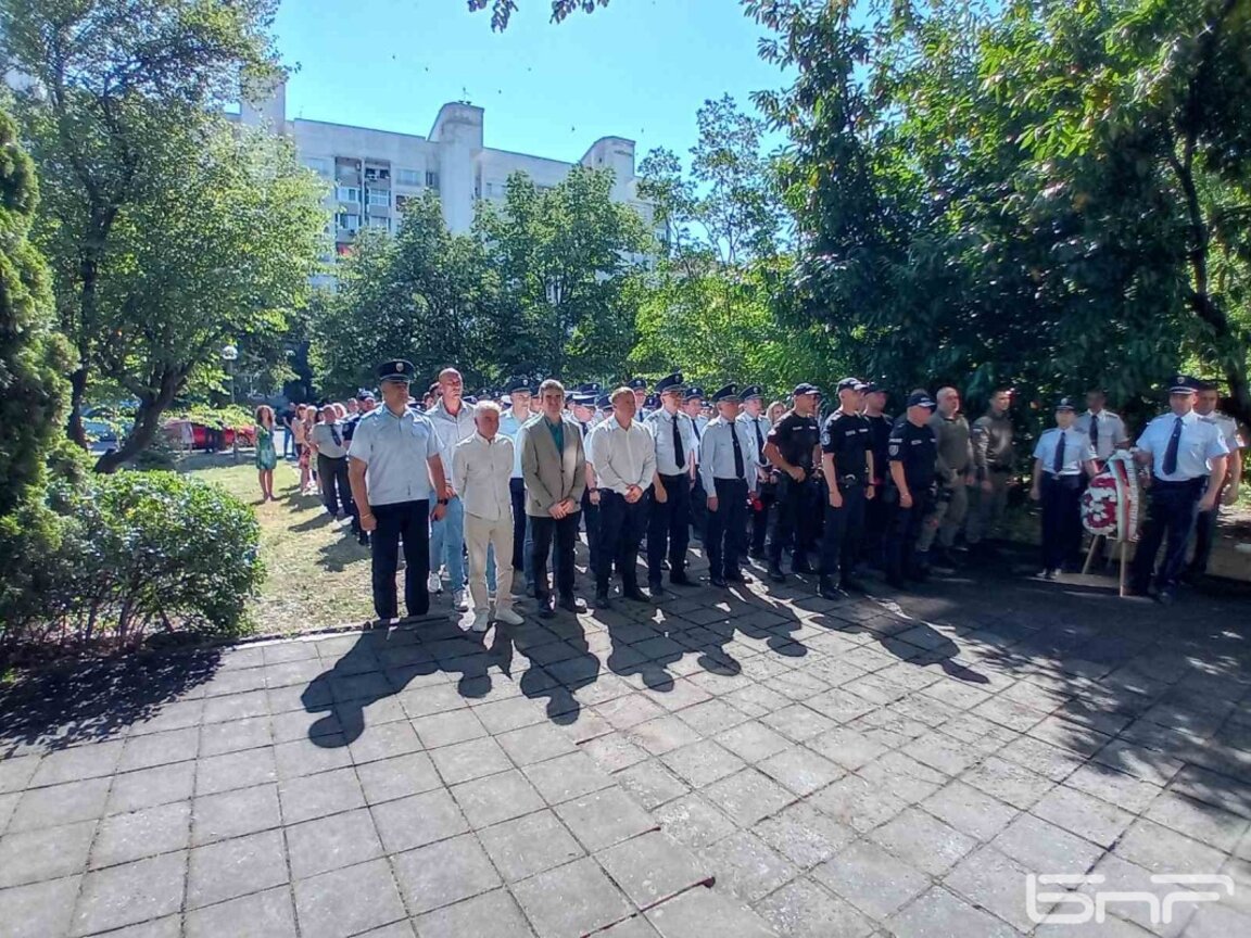 Отличиха бургаски полицаи по случай празника на МВР