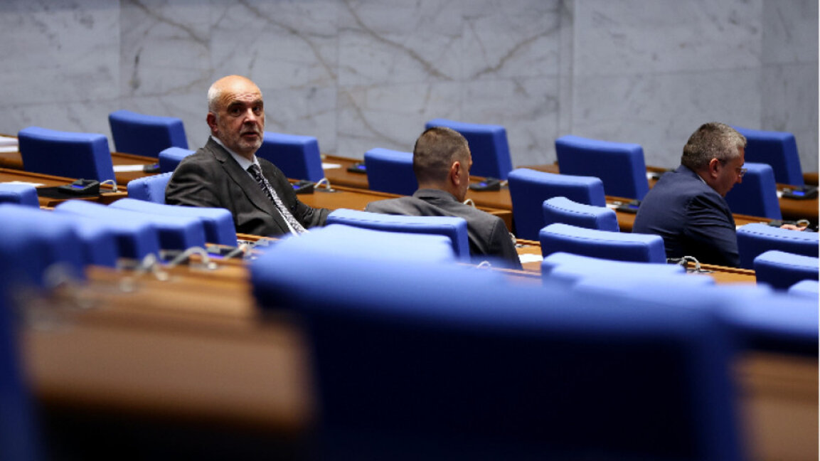 След седмица блокада: Парламентът събра кворум, заработи