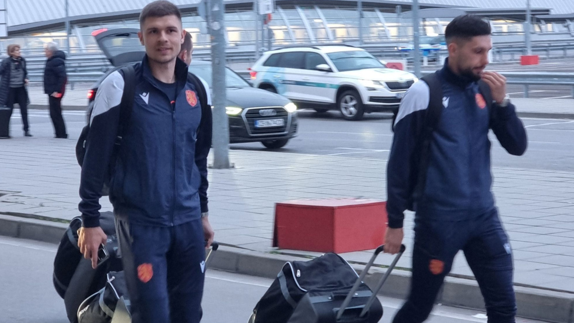 Иван Турицов (вляво) и Тонислав Йорданов на летището в София.