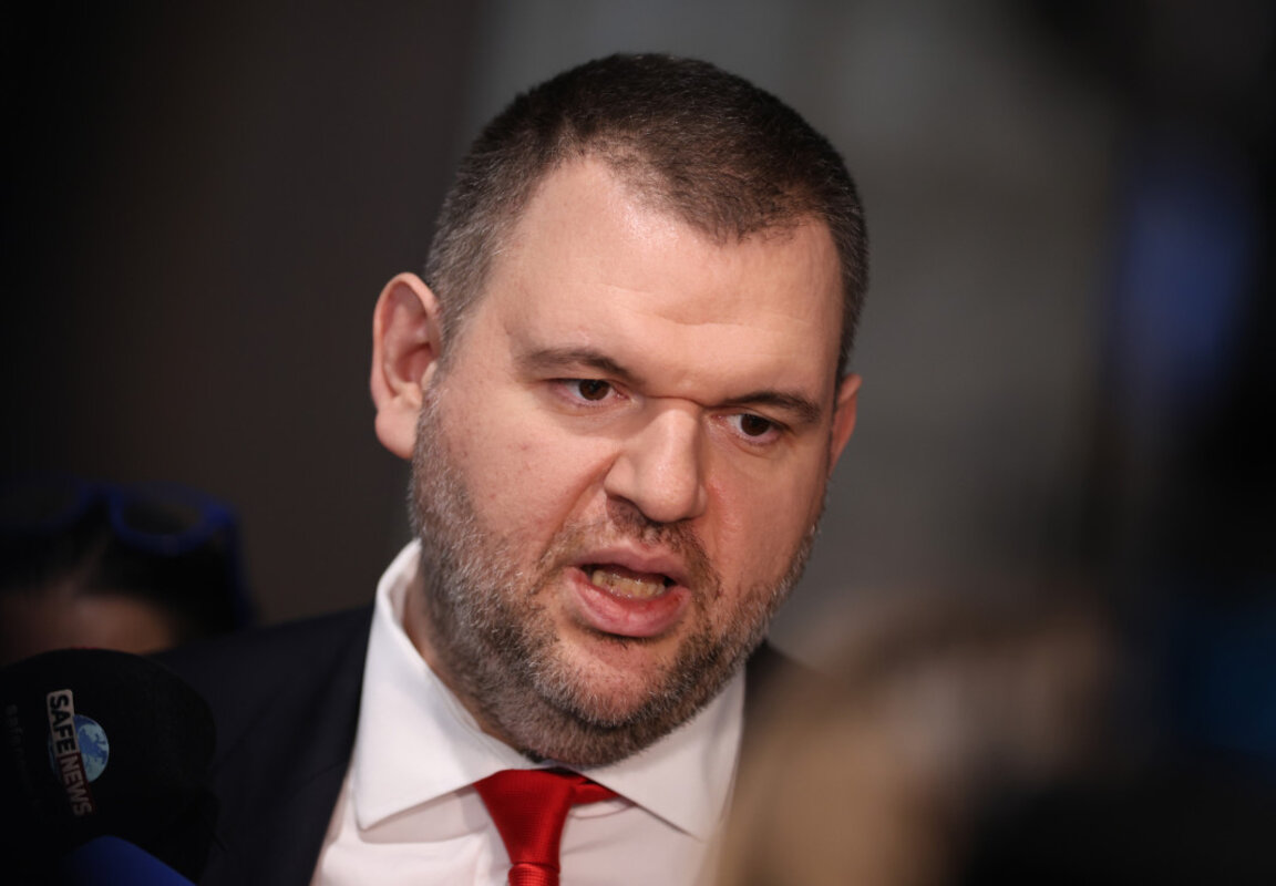 Председателят на ПГ на ДПС Делян Пеевски дава изявление в кулоарите на Народното събрание - 29 ноември 2023 г.