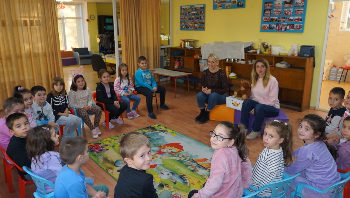 Деца от видинска детска градина започват деня с Кутия за добрини