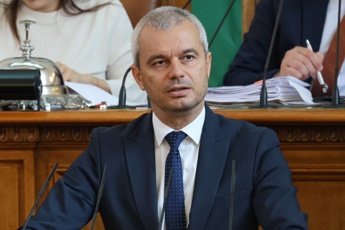 Председателят на "Възраждане" Костадин Костадинов в НС.