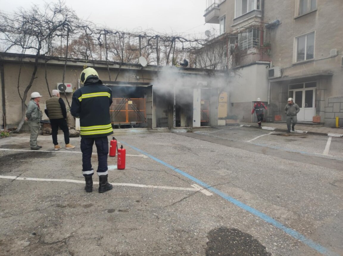 Пожар остави без ток десетки жилища в Ямбол