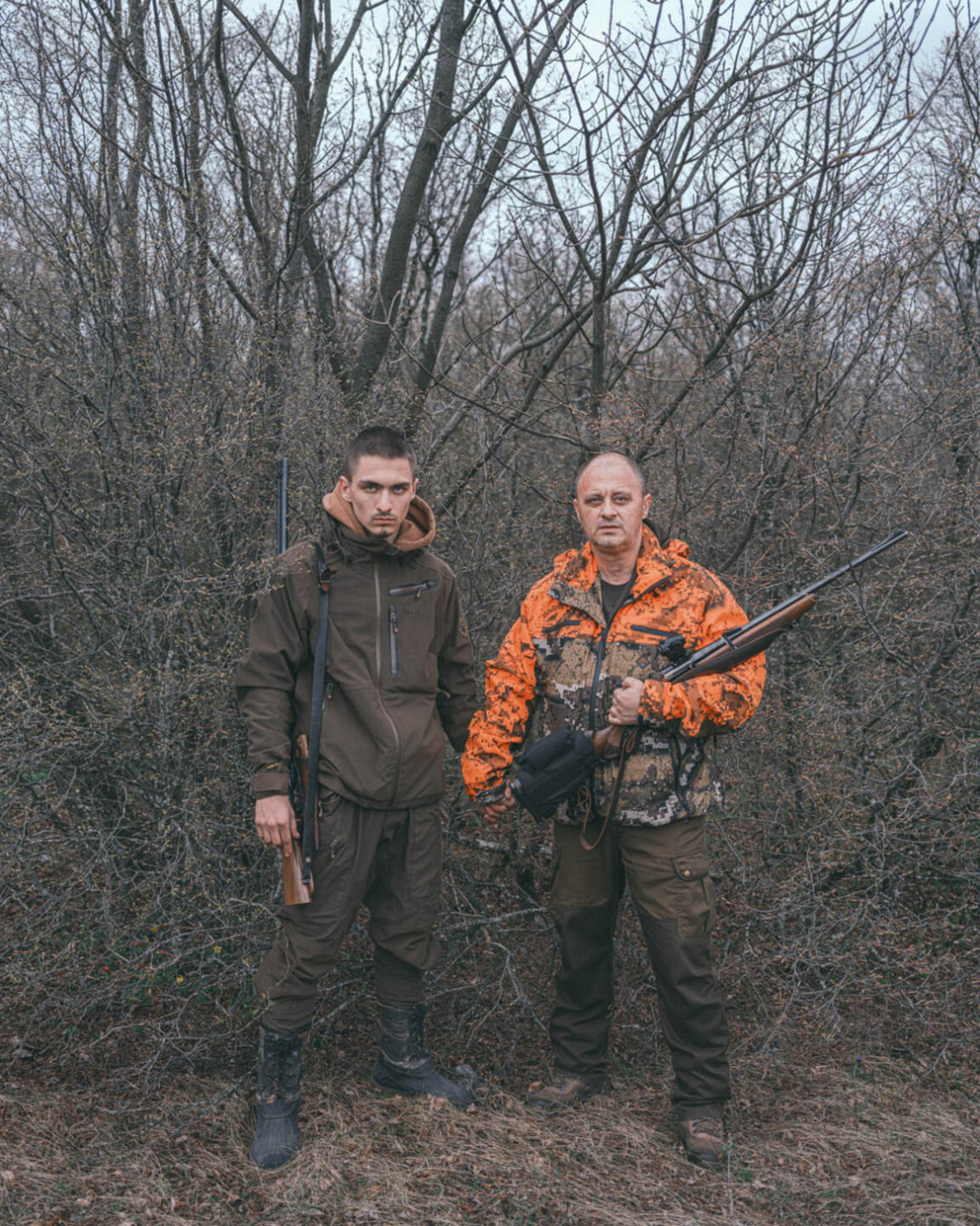 Бащи и синове се хващат за ръце