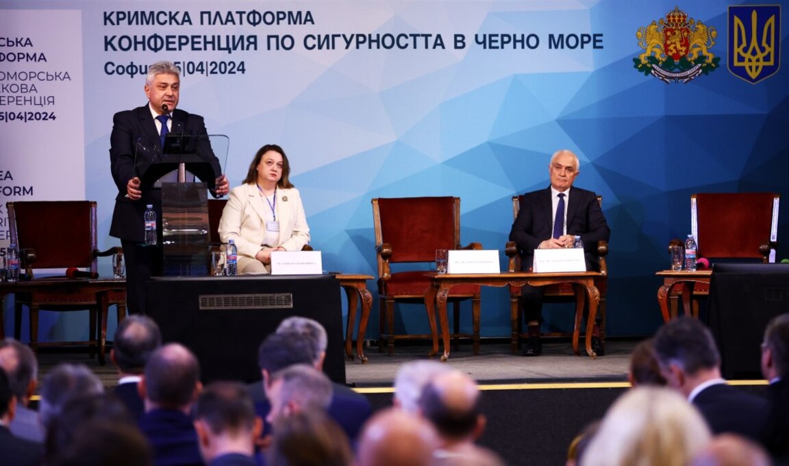 Служебният външен министър Стефан Димитров, Гергана Караджова, ген. директор "Политически въпроси" в МВнР и Атанас Запрянов, служебен министър на отбраната.