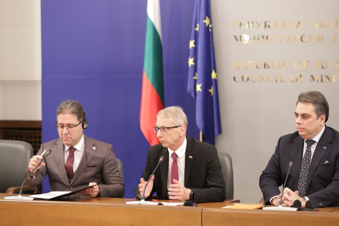 Момент от срещата на премиера и финансовия министър с ръководството на белгийския консорциум