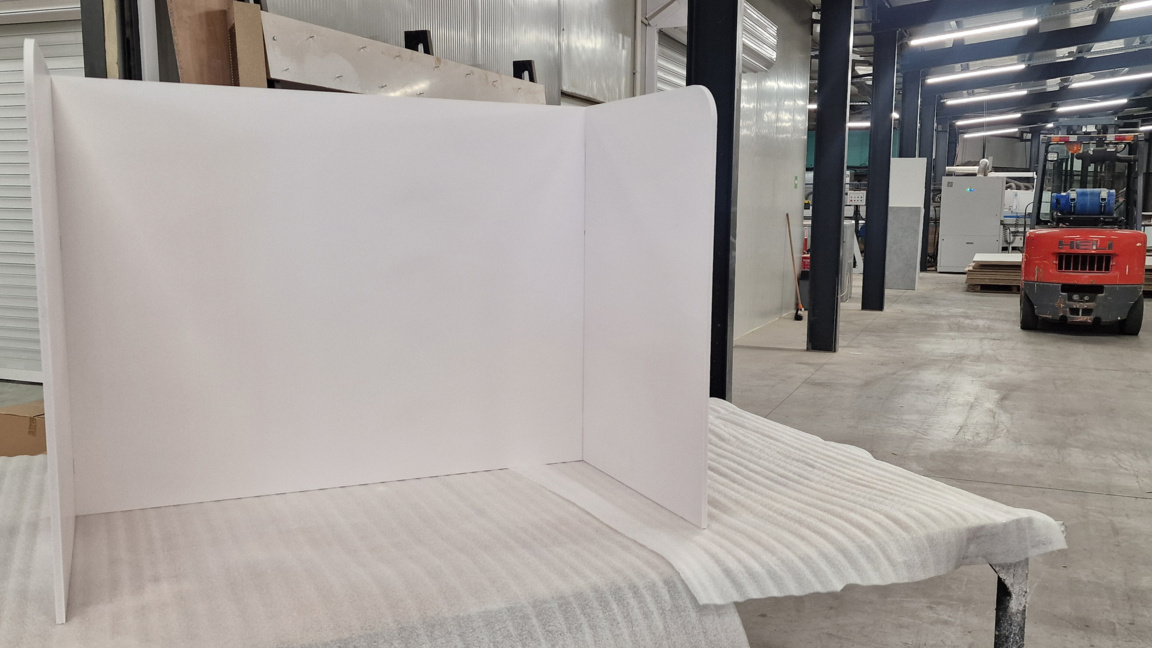 В Хасковско разпределят параваните за изборите, снимката е илюстративна