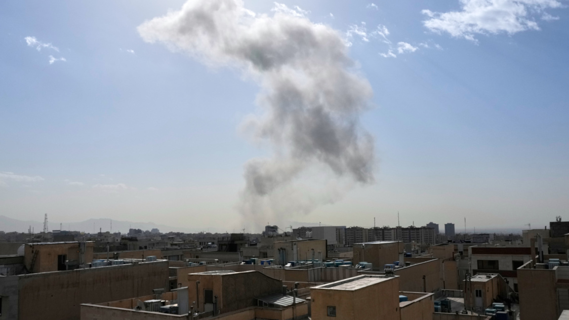 Дим се издига във въздуха след експлозия в Техеран