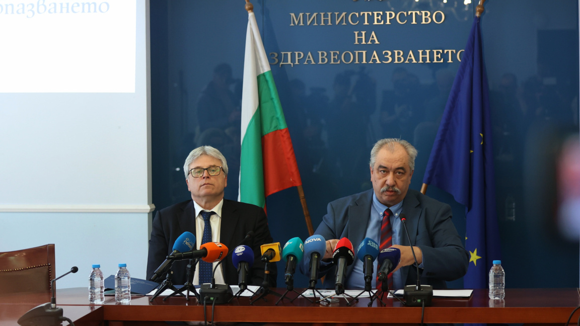 Зам.-министърът на здравеопазването Владимир Афенлиев (вдясно) и зам.-министърът на финансите Станимир Михайлов (вляво) дадоха пресконференция на тема: "Колко скъпи са скъпоструващите лекарства в лечебните заведения?" - 14 април 2025 г.