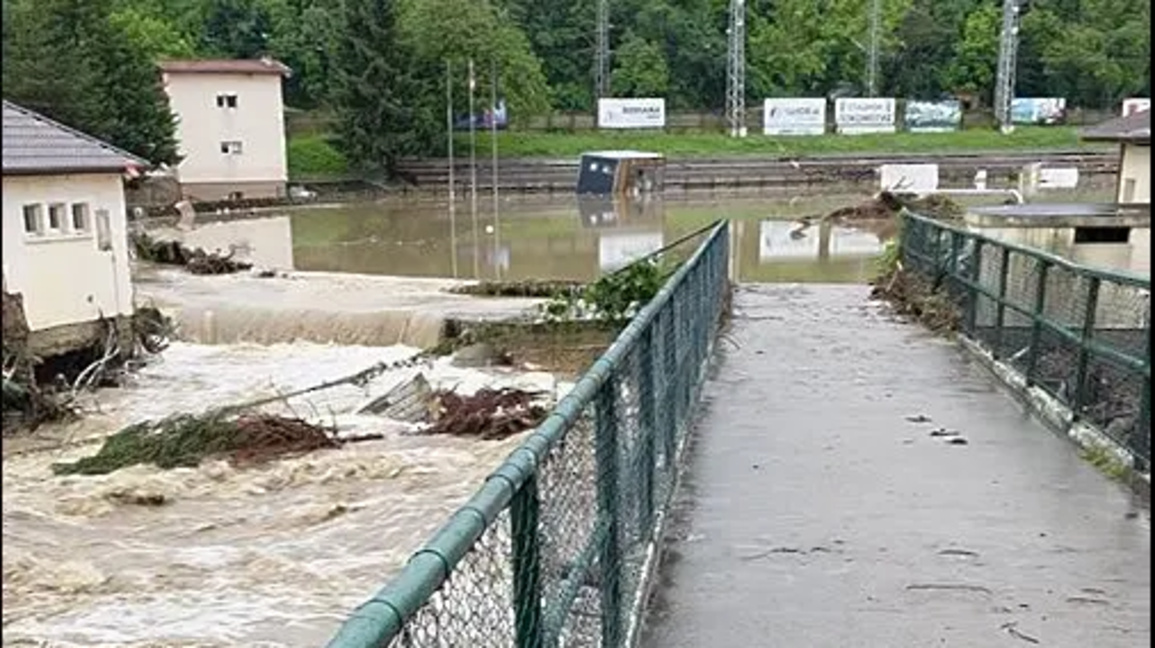 Валежите потопиха под вода стадиона в Дряново