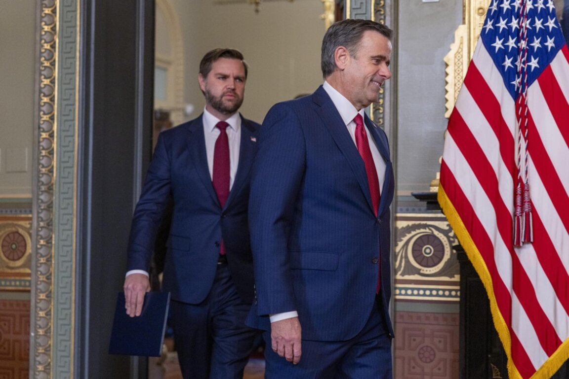 Вицепрезидентът на САЩ Джей Ди Ванс (вляво) и директорът на ЦРУ Джон Ратклиф излизат от кабинета на вицепрезидента, Вашингтон, САЩ, 23 януари 2025 г.