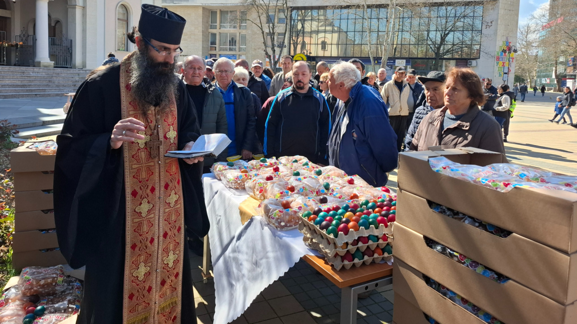 Община Ловеч раздаде на Възкресение Христово 400 козунаци и 400 великденски яйца