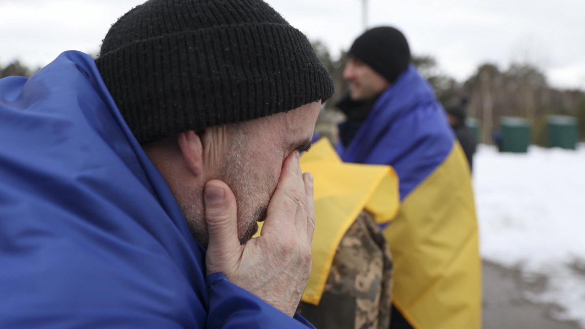 Украинци плачат с украинското знаме