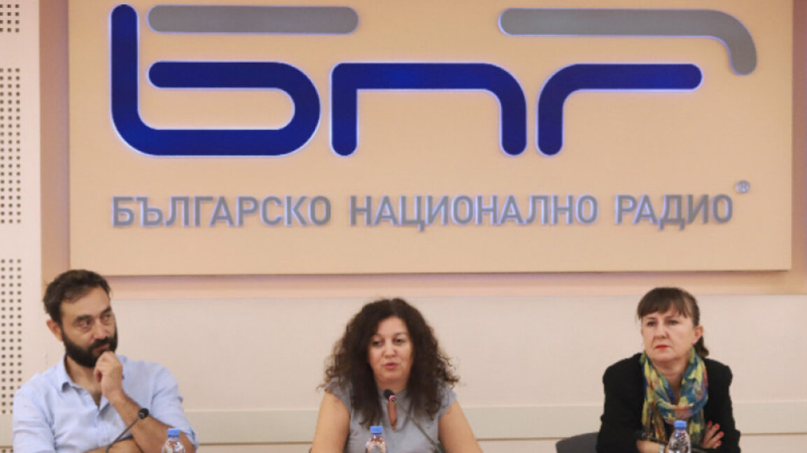 Directorul de programe din Radioul Național Bulgar Daniela Kăsovska (în mijloc) prezintă activitatea radioului pe subiecte ucrainene. Lânga ea este Valeria Nikolova, director-adjunct al programului de actualități Orizont și jurnalistu italianl Francesco Martino, care a moderat întâlnirea