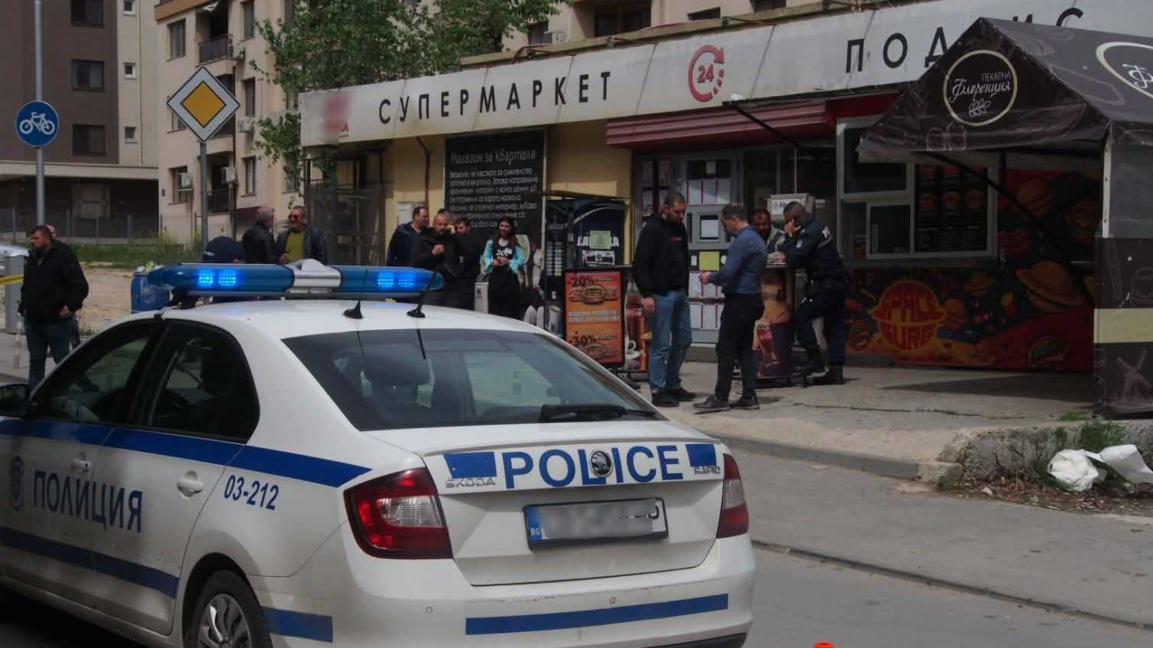 Литовка намушка с нож четирима души около супермаркет във Варна