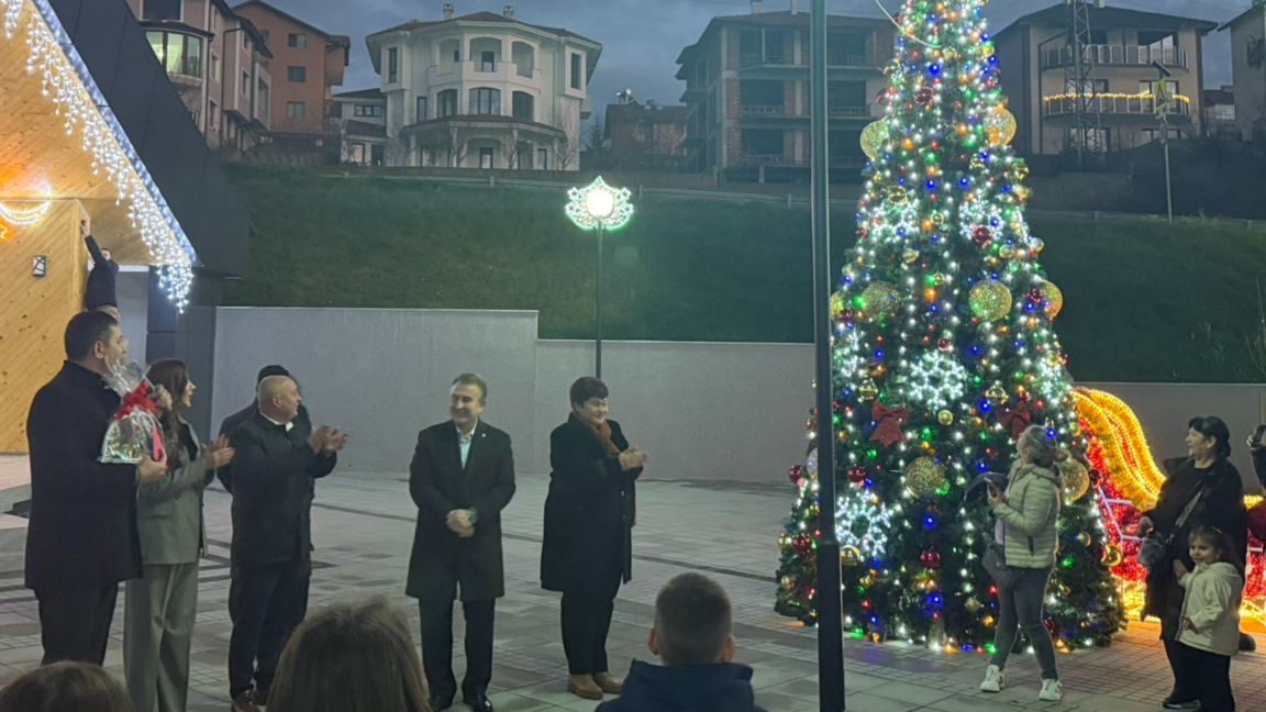 В Черноочене запалиха коледната елха на новия площад