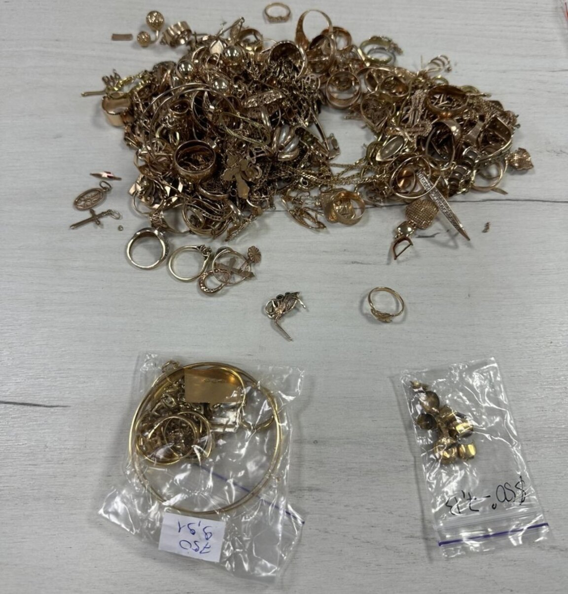 Шофьори пренасят контрабандно злато, укрито по телата им