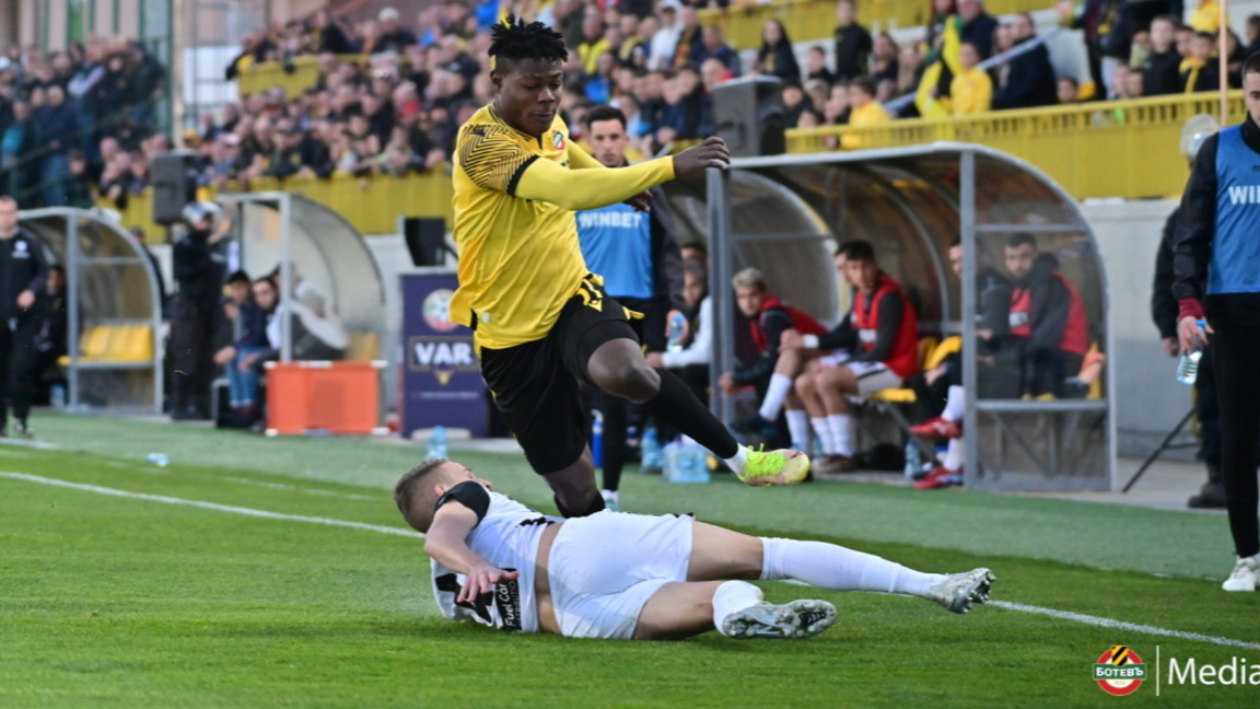 Ботев и Локомотив започват в 20:30 часа.