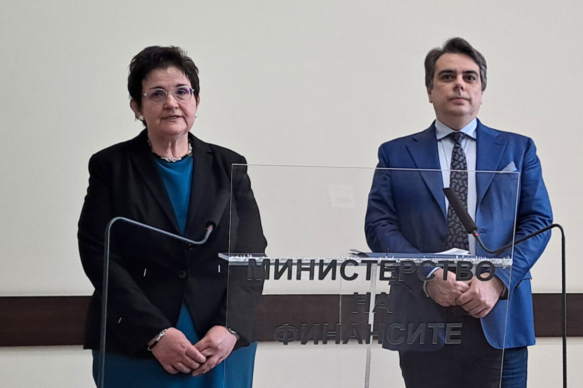 100 млн. лeва за избори 2 в 1 предвиди министър Людмила Петкова